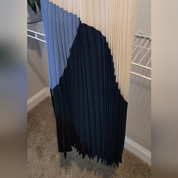 Express Maxi Dress 👗 - Picture 4 of 5